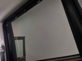 後席にお乗りの方が眩しくないように日差しを軽減する格納式リヤドアサンシェードが付いてます