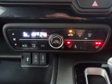運転席からも手が届きやすく、操作しやすい空調コントロールパネル。オートエアコンなので操作の煩わしさが無くオールシーズン快適にドライブできます。快適空間で運転に集中できますね。