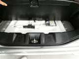 スペアタイヤレス車です。応急セットを搭載しております。
