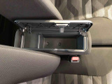センターアームレスト付きで運転中も腕が楽々!