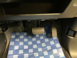 【ペダル類】操作性を考慮したペダル配置となっております。