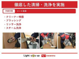 クリーナーを施工箇所全体に噴霧を行い、汚れ箇所を中心にブラッシングします。その後、専用の機械を使い、リンサーまたはスチーム洗浄で汚れを落としております。