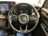 【ハンドル回り】インテリアに合わせたデザインのステアリングは、運転される方のことも考え、運転しやすい形状、大きさです。ぜひ一度、実際に触ってお確かめください。