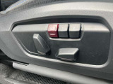 運転席メモリー付きフロント電動シート装備。