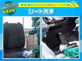 フロントシートを取り外し(一部車両を除く)、シート洗浄清掃を行います。室内のシート下も細かな部分まで確認できるので細部までキレイにすることが可能です。