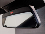 【ルームミラー一体型ETC車載器】ルームミラーの裏側に目立たない様に配置されたETCカード挿入口。スタイリッシュ且つ機能的なものとなっております。