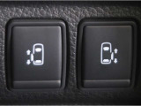 両側パワースライドドア付きだから、狭い駐車スペース等での乗り降り楽々!小さなお子様のいるご家庭には嬉しい装備。