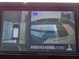 クルマを真上から見下ろしているかのような映像によって、車庫入れや縦列駐車などの駐車時に、自車と駐車位置の関係をひと目で確認でき、スムースな駐車をサポートします。