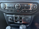 シンプルで操作しやすい運転席操作部 置き型充電もございます。