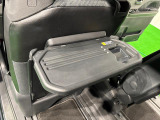 飲み物や食べ物を気軽に置けるメーカーオプションの格納式シートバックテーブルが、運転席と助手席の背もたれに付いてます。車内の休憩も快適です!