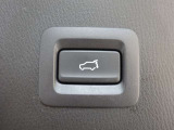 【パワーリアゲート】キーのスイッチまたは車両の各種スイッチを操作することにより、リアゲートが自動で開閉します。