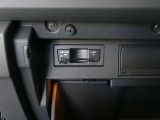 ETCユニットは内装の美観を損なうことなくグローブボックスに綺麗に設置されてます。