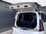 デュアルバックドア採用で、駐車後の狭いスペースでもトランクからの荷物の出し入れが可能です