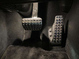 当店でお車をご購入のお客様はオーナー様専用保険「メルセデス・ベンツ保険」にご加入頂けます。飛来物によるフロントガラス破損やパンクによるタイヤ交換の際に、修理費用の一部をお支払いしております。