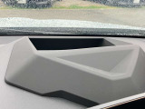【ヘッドアップディスプレイ】現在の車速表示や目的地へのルート案内やメディア関連のリストを表示する事が可能です。視線移動を減らす事によりドライブに集中して頂けます。