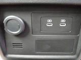 インパネにアクセサリーソケットと、USBソケットがございます。