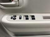 【運転席ドアスイッチ回り】パワーウィンドー[ロック機構]・電動格納式リモコンドアミラースイッチがまとまっているので操作しやすいです。