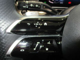 ハンドルスイッチ(左)は、運転中に手を離さずナビ画面を安全に操作できます。