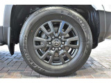 純正18インチアルミ、タイヤサイズは265/65R18です。