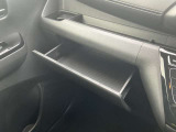 助手席前のダッシュボードに小物スペースがありますので財布や携帯電話を置いたりととても便利です!!