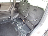 ◆チップアップ&ダイブダウン機構付【ULTR SEAT】は後席座面を左右分割で跳ね上げることができます。トランクで積載できない背の高い荷物をラクラク収納できます。ホンダ車ならではの人気装備です。
