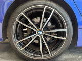 BMWならではの卓越した走りを支えるホイールと足回りです!日本車の走りに慣れている方にもぜひ体感して頂きたいほど、高いレベルでまとまっています!