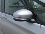 【LEDドアミラーウインカー】ドアミラーにウィンカーが付いているので、周りの車がウインカーやハザードに気付きやすくなります。右左折時や車線変更時の事故を防ぎ、安全に走行できます。