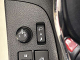 ドアミラーはオート格納機能付き。降車時にドアロックするとドアミラーが自動でたたみ、ドアロックを解除すると自動で開きます。