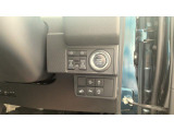 運転席右側のスイッチパネル。左右のパワースライドドアは運転席のスイッチでも開閉操作ができます。