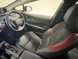 運転席は8WAYパワーシート!最適なドライビングポジションに調整できます!電動ランバーサポートもあり腰の負担が軽減されます!運転席のドライビングポジションを2人分SETできます!
