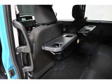 乗り降りらくらく!アシストグリップ装備!シートテーブル装備!車内での軽食などにテーブルとして利用できます♪