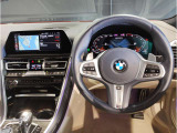 【ハンドル】ドライバーとBMW車の一体感がダイレクトに伝わるステアリングホイール。形状・太さへの拘りに加えて、操作性を高める為にスイッチ類も配置。クイックかつ安定のドライビングを体感下さい!