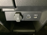 アクセサリーソケットはUSBのアダプターなどをつければ、スマホの充電にも使えます。横にはナビゲーション用の外部入力やスマートフォンなどの充電可能なUSB端子が1個づつついています。