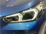 BMWの伝統の丸目4灯ヘッドライトでございます。LEDライトで視認性もよく明るく安全性の向上につながります。