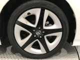 純正17インチアルミホイール装備。
