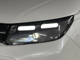 【LEDヘッドライト】悪天候や夜間走行時も良好な視界を確保し安心して運転できる高輝度LEDヘッドライトを装備!点灯速度が早く、消費電力も抑えられています。