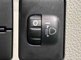 対向車や先行車への配慮が可能。積載物の状況に応じてヘッドライトの照射角度を手動調整できるスイッチ。
