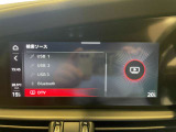 純正ナビの画面が鮮明で、CarPlay対応で使い勝手が良い構成です。