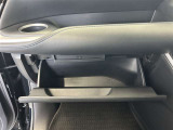 ちょっとしたところは収納ボックスにもなっています。車内はサイズも決まっているので、収納が少ないと思っているアナタ!ご安心ください。さまざまなところに収納が隠れているんです♪