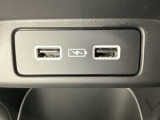 リアダクトの下には充電可能なUSB端子が2個ついています。移動中に充電もできるので便利です。