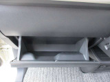 車検証ブックや小物などが収納できるスペースがあります。
