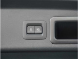【パワーバックドア】スマートキーや運転席のボタンを押すだけでリアゲートが自動で開閉します。両手に荷物を持っている時や高い位置のバックドアを閉める際に便利な機能です。