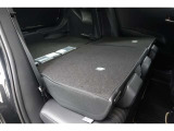 背もたれが倒れますので少々長い荷物も収納出来ますよ。
