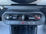 インパネ下部には、エンジンのスタート/ストップボンが備わっております。左右のトグルスイッチを従えるようにセンター配置されており、とってもかっこいいです。