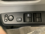 電動格納式リモコンドアミラーと、パワーウィンドウスイッチ等は運転席ドアにあります。