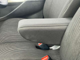 運転席にはアームレストが付いてます。