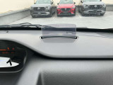 ヘッドアップディスプレー搭載。目線を下に落とさずにスピードメーターなどの情報を確認することができ、運転の疲れも軽減できる安全装備です