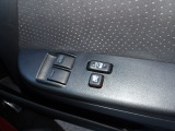 運転席のスイッチで左右のウィンドウの開閉操作を行うことができます。ロックボタンをONにしておくと、運転席以外のウィンドウは作動しないのでお子様を乗せているときなども安心ですね♪