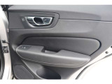 他の車に乗る機会がある度、あらためてボルボのドアの厚みに驚かされます。「バツッ」という開閉音とともに外界とは遮断された静寂が訪れ、「守られている」ことを日々、実感させてくれます。