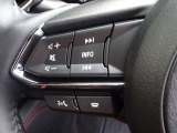 【ステアリングスイッチ】ステアリングスイッチは運転姿勢や視線を崩さずに操作が可能です。左側にはオーディオ類があります。